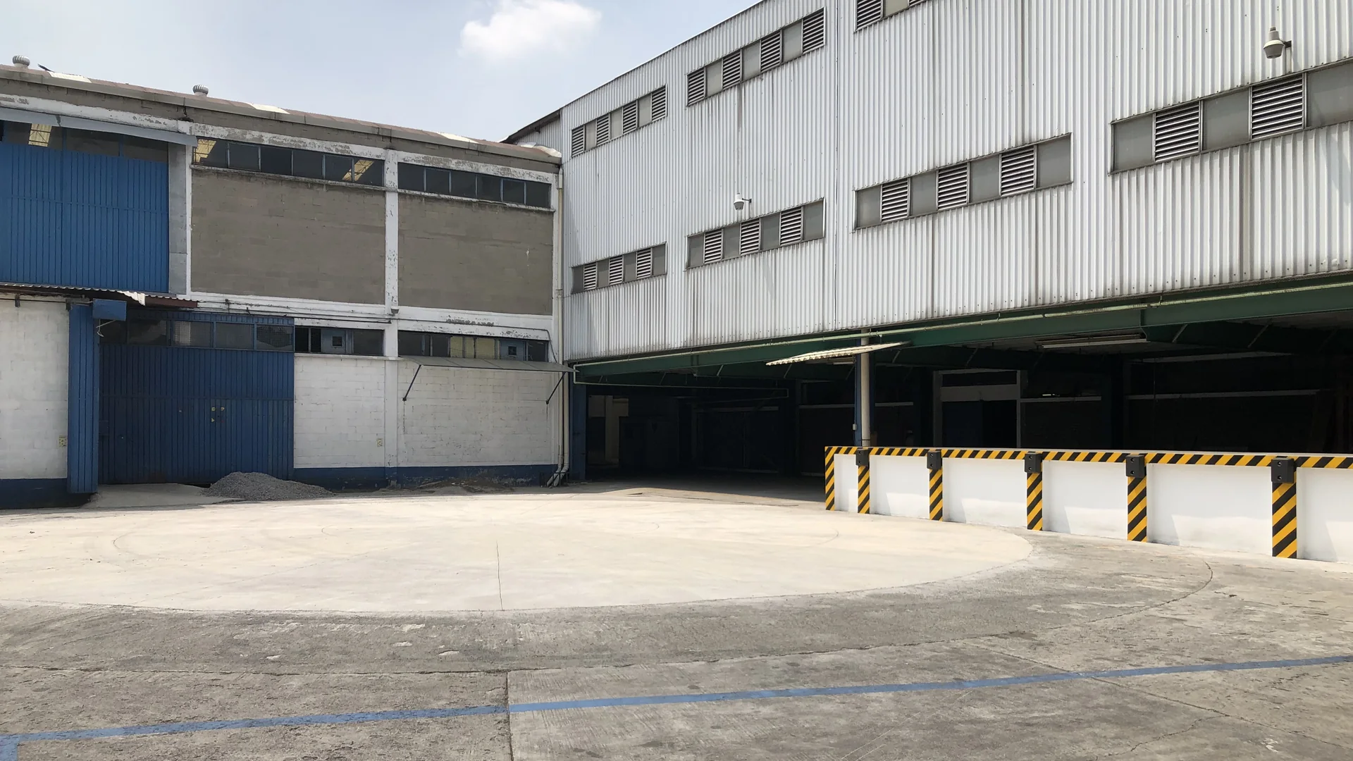 Patio de maniobras y andén de carga techado en nave industrial, Ciudad de México