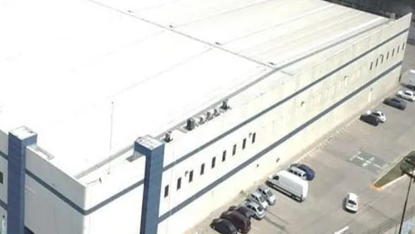 Vista aérea de una nave industrial con estacionamiento