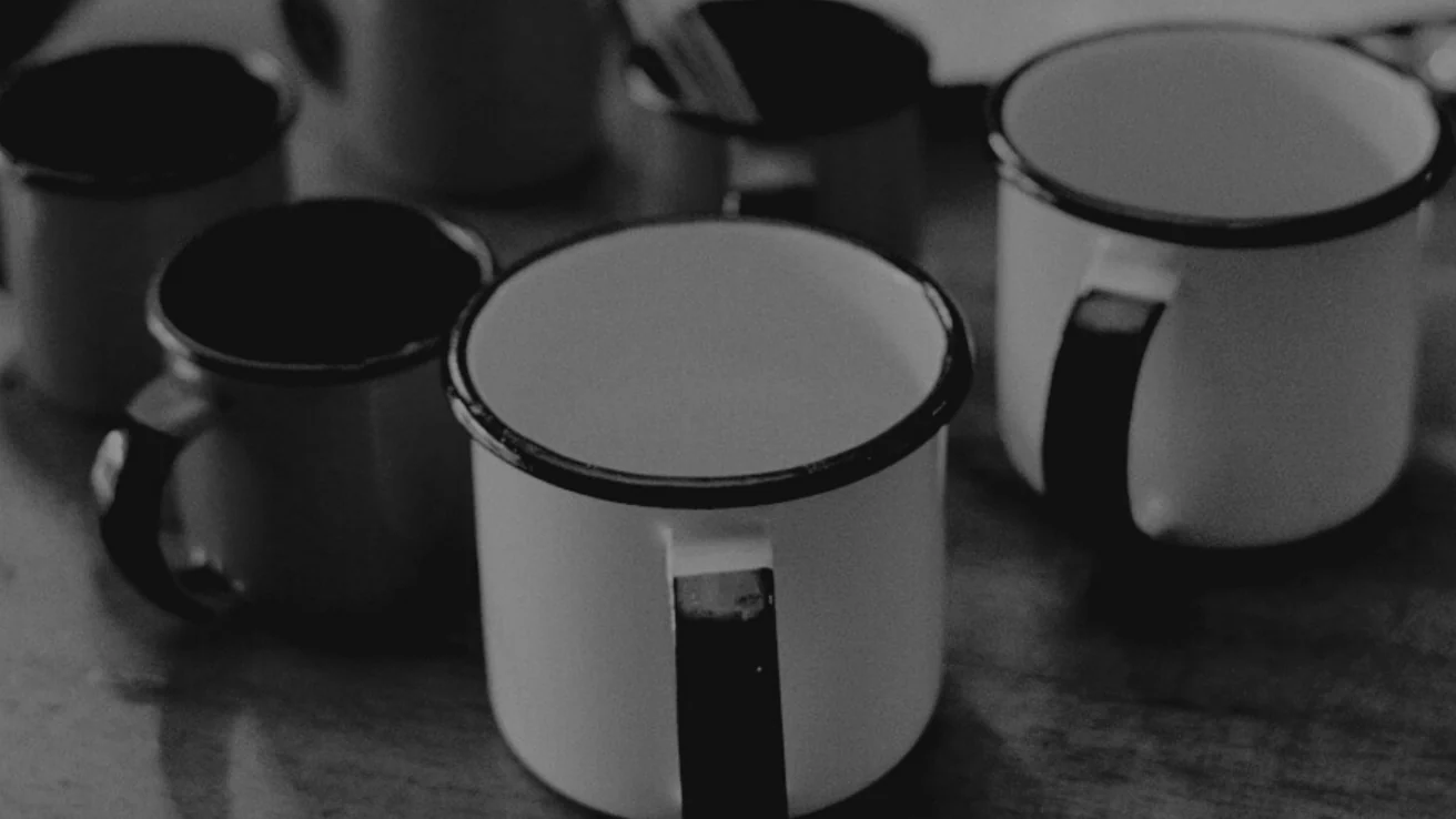 Tazas de café sobre la mesa durante una reunión de negocios